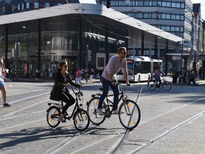 Fahrradfahren auf dem Augsburger Königsplatz, Foto: Cynthia Matuszewski 