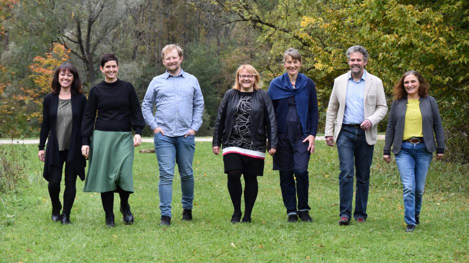 Das Team des liesLotte-Verlags in Augsburg. Das Unternehmen ist seit 2020 gemeinwohlzertifiziert. Foto: Cynthia Matuszewski