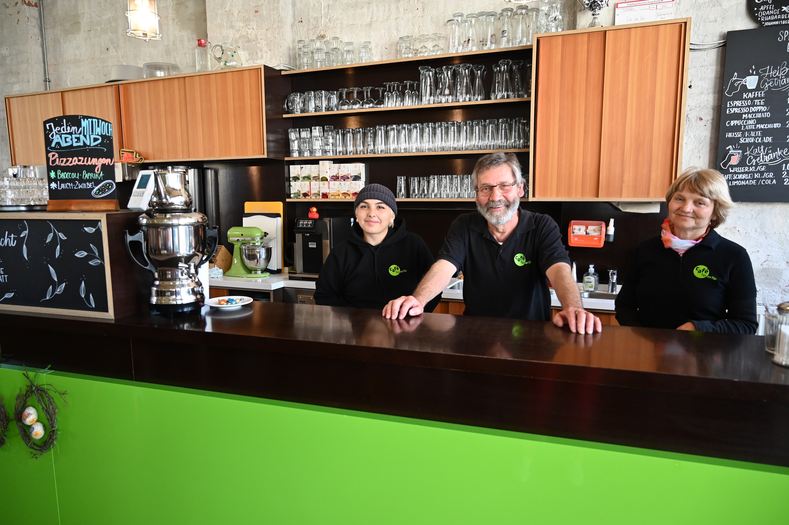Celia, Gerhard und Erika arbeiten ehrenamtlich im Augsburger Café Tür an Tür. Foto: Cynthia Matuszewski