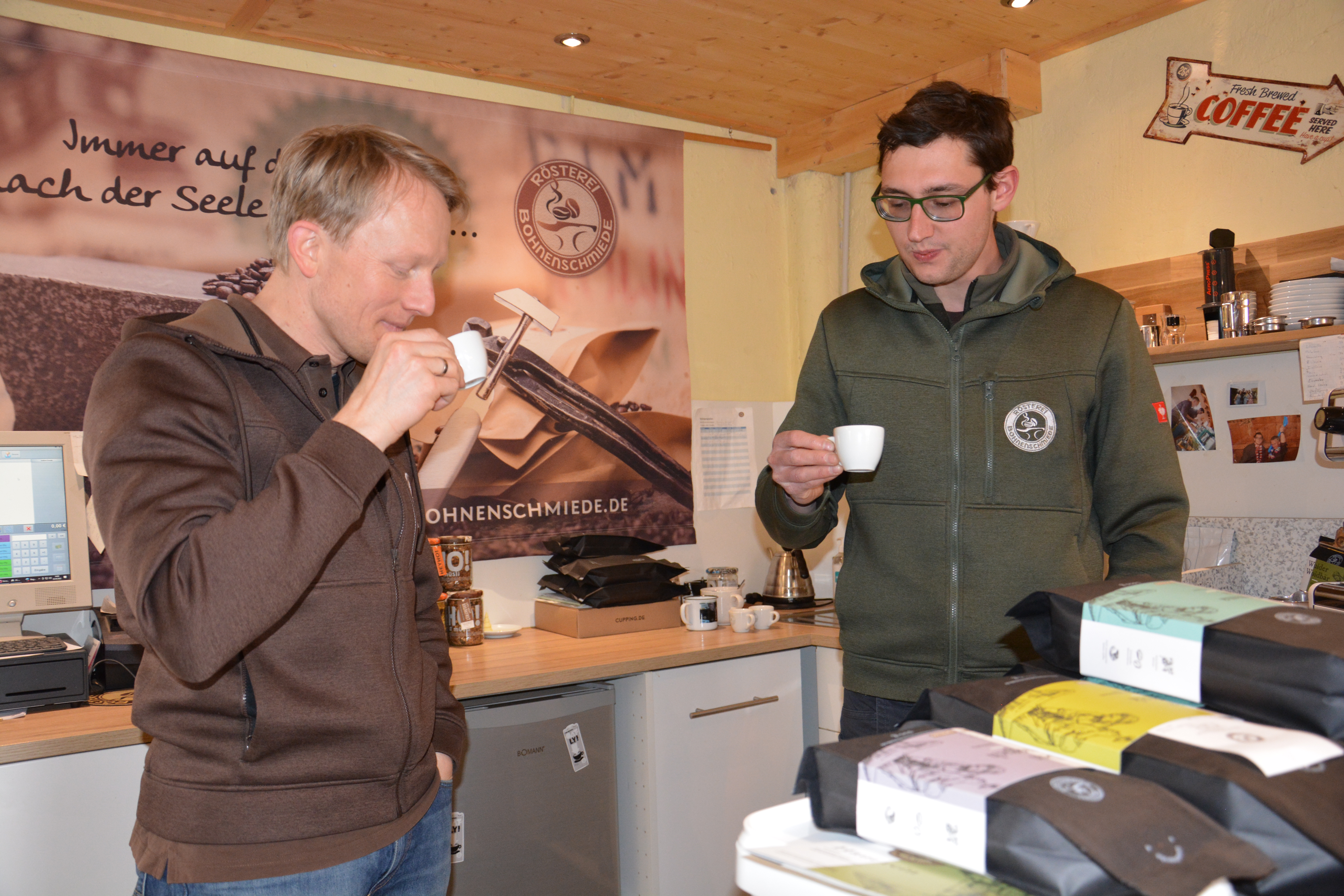 Kaffee-Tasting mit Stefan Steidle und Max Schmid von der Wehringer Kaffeerösterei Bohnenschmiede. Foto: Annika Müller