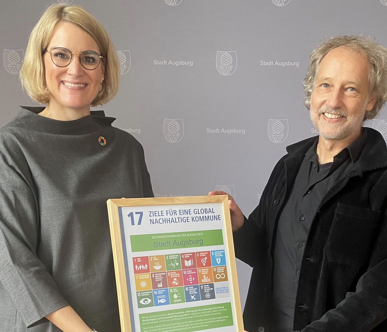 OB Eva Weber und Norbert Stamm halten die Agenda2030-Urkunde