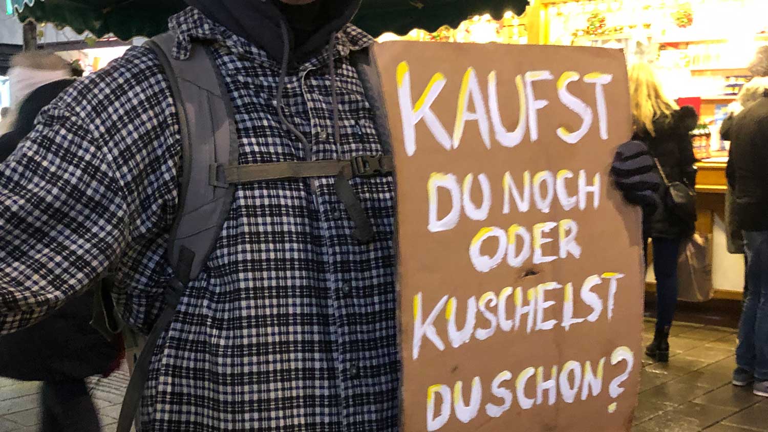 Pappschild: Kaufst du noch oder kuschelst du schon?