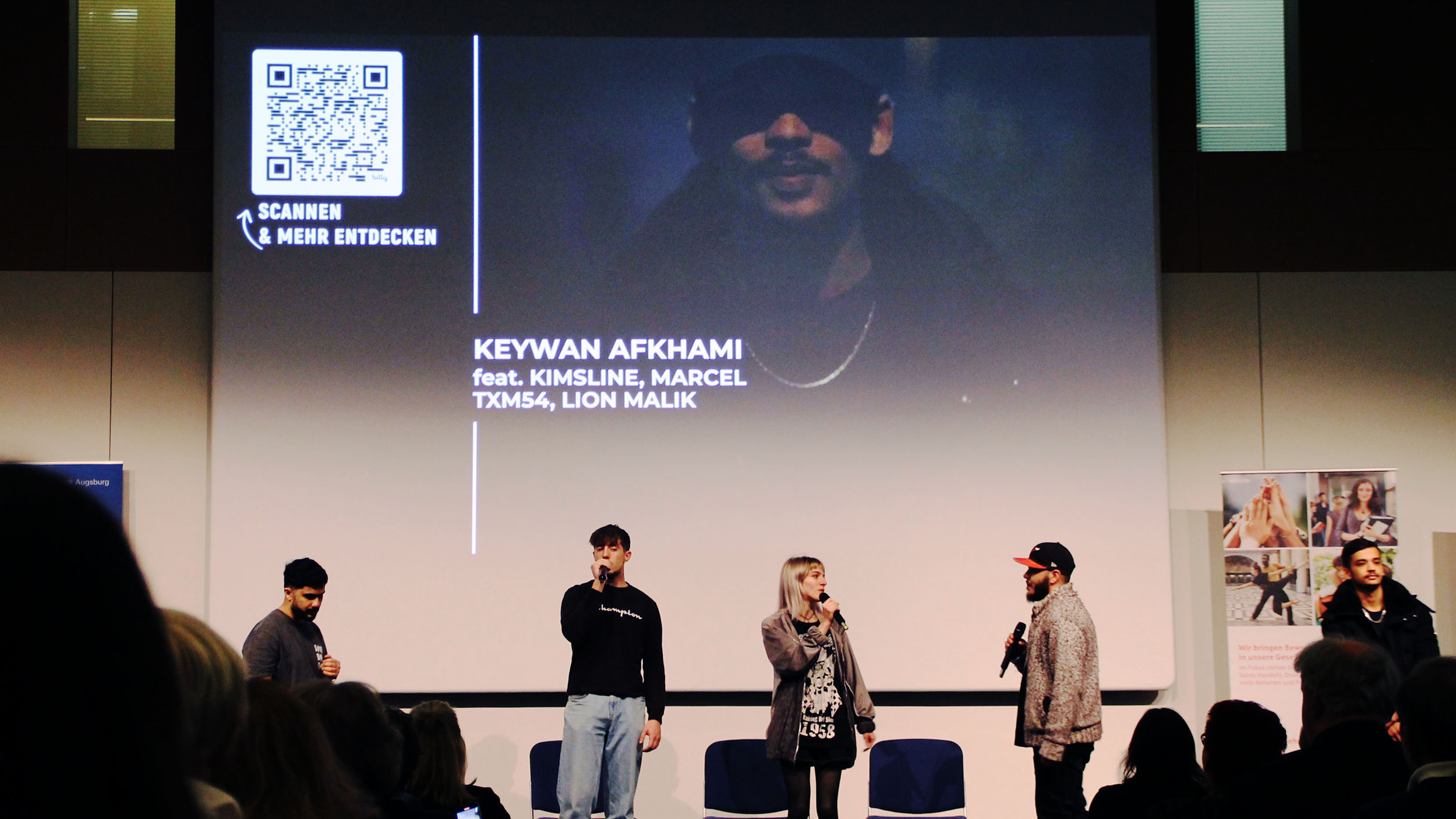 Jugendliche des Jugendclubs R33 mti Keywan Afkhami mit ihrem Song "Eins sein"