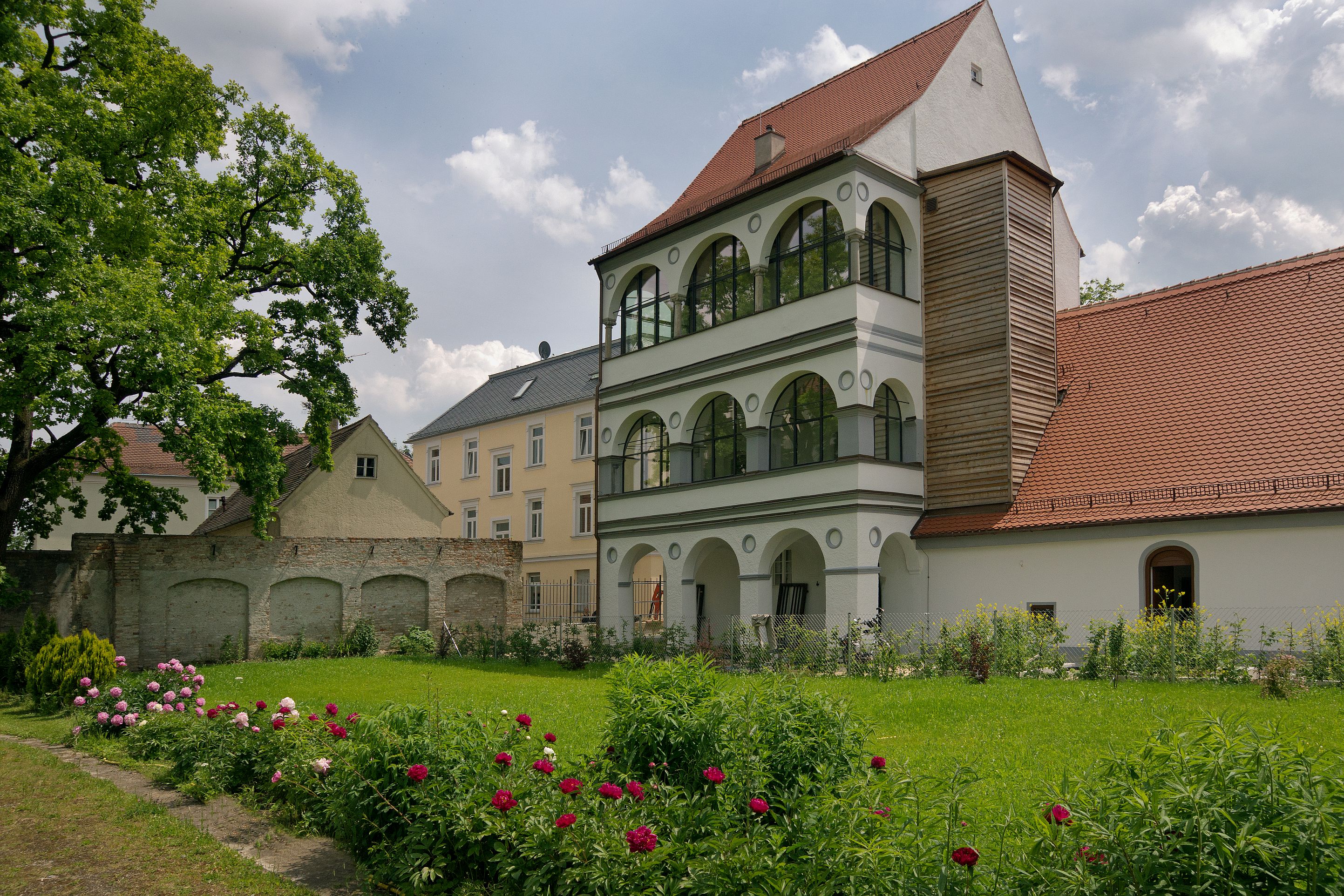Das Bild zeigt die Rosen im Garten vor dem Fugger und Welser Erlebnismuseum. Bild Regio Augsburg Tourismus GmbH