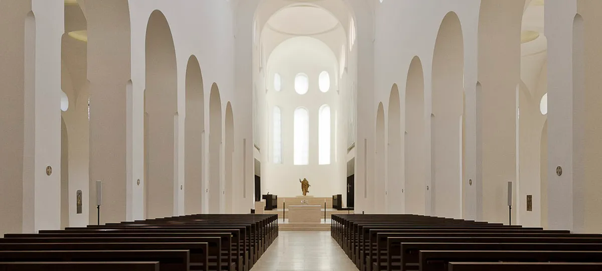 Das Bild zeigt den Innenraum der Kirche St. Moritz. Im Zentrum des Bildes steht die Skulptur des Christus Salvator von Bildhauer Georg Petel. Das Foto stammt von der offiziellen Website der Kirche www.moritzkirche.de