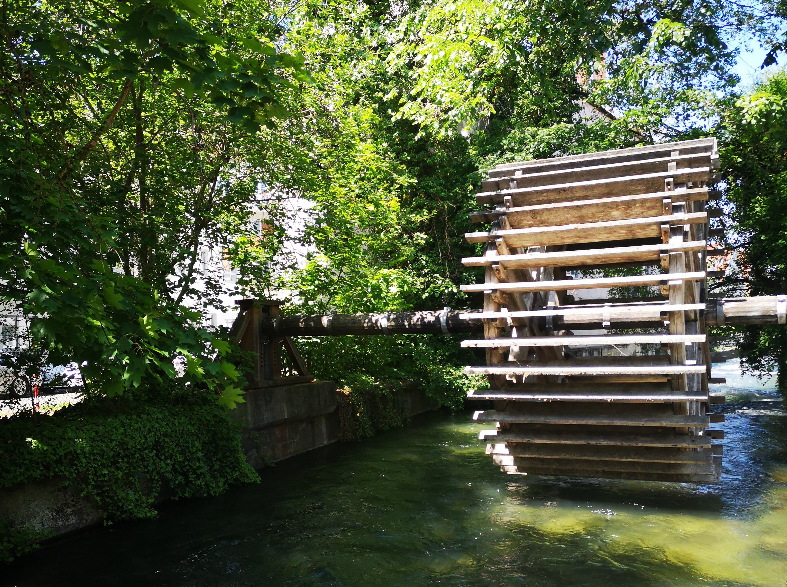 Das Bild zeigt das Wasserrad am Schwalllech. Foto von Regio Tourismus Augsburg