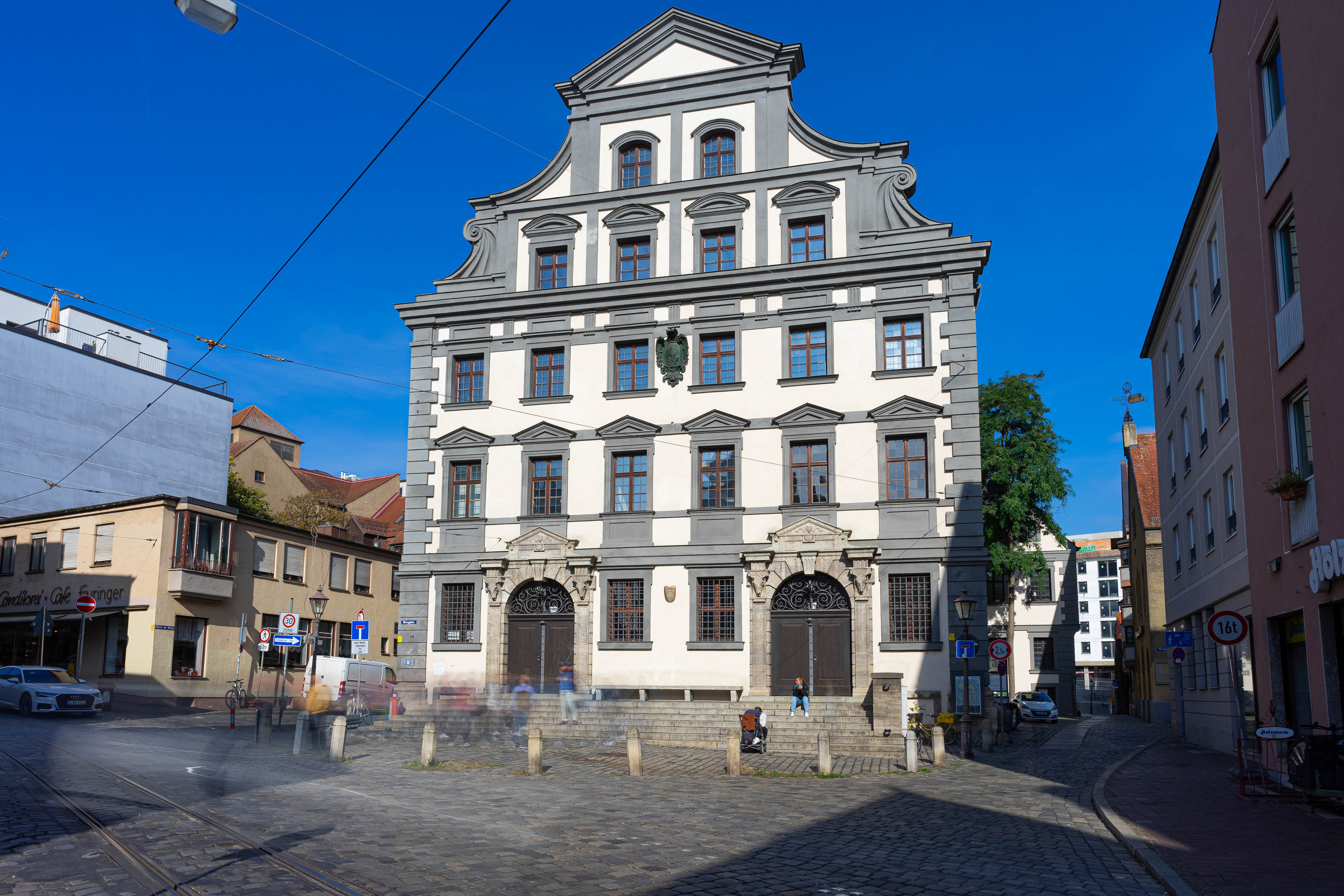 Das Bild zeigt die Vorderfront des ehemaligen Zunfthauses der Augsburger Metzger, die Stadtmetzg. Das Foto stammt von Damian Meier