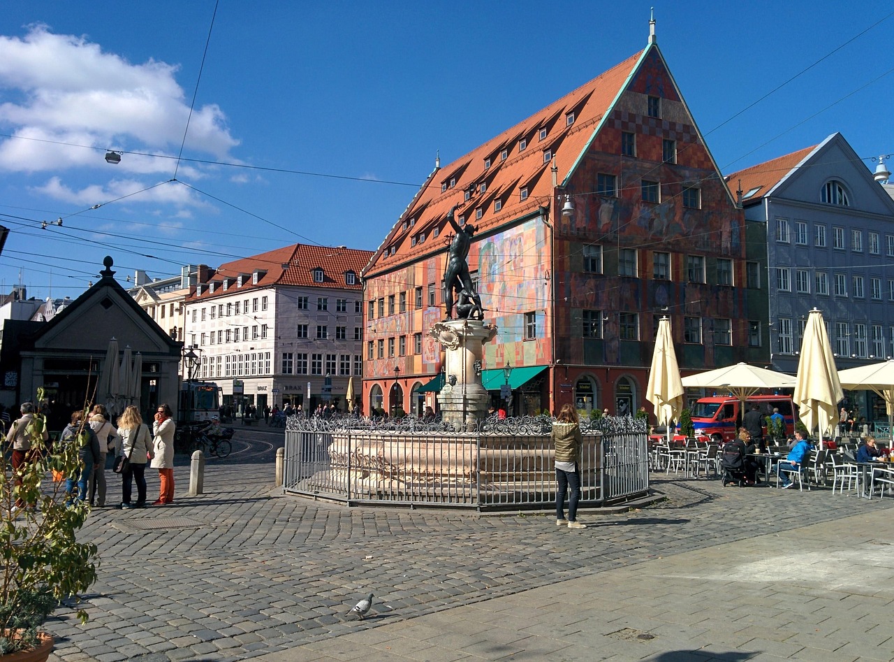 Das Bild zeigt den Blick über den Merkurbrunnen am Moritzplatz auf das Weberhaus. Bild von Thomas Schwarz auf pixabay.com/de.