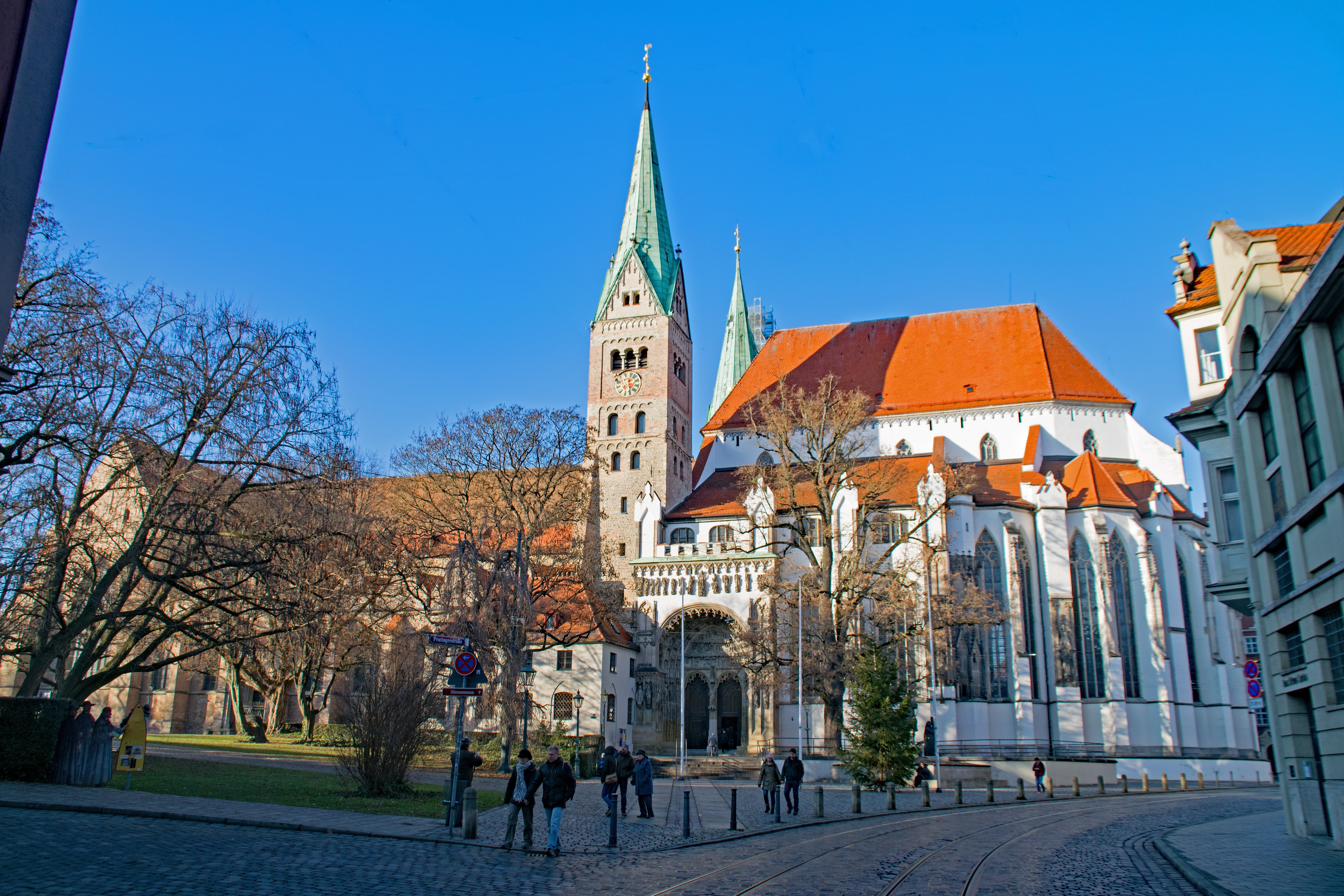 Das Bild zeigt den Dom von Augsburg, Bild von lapping Pixabay.de