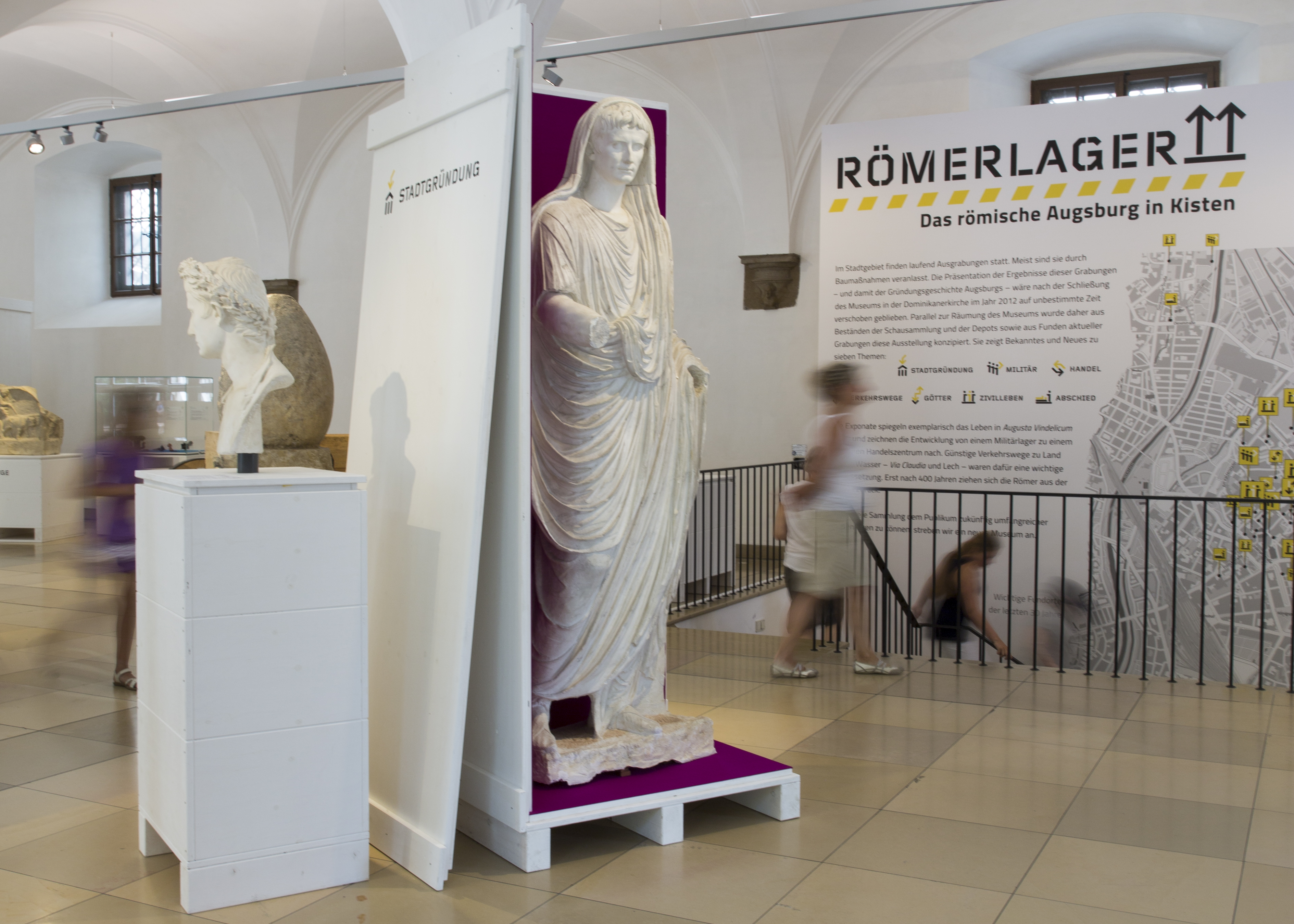 Das Bild zeigt den inneren Eingang des Römerlagers im Zeughaus Augsburg an dem die Besucher*innen von Kaiser Augustus begrüßt werden. Bild von S.Rubensdoerffer.