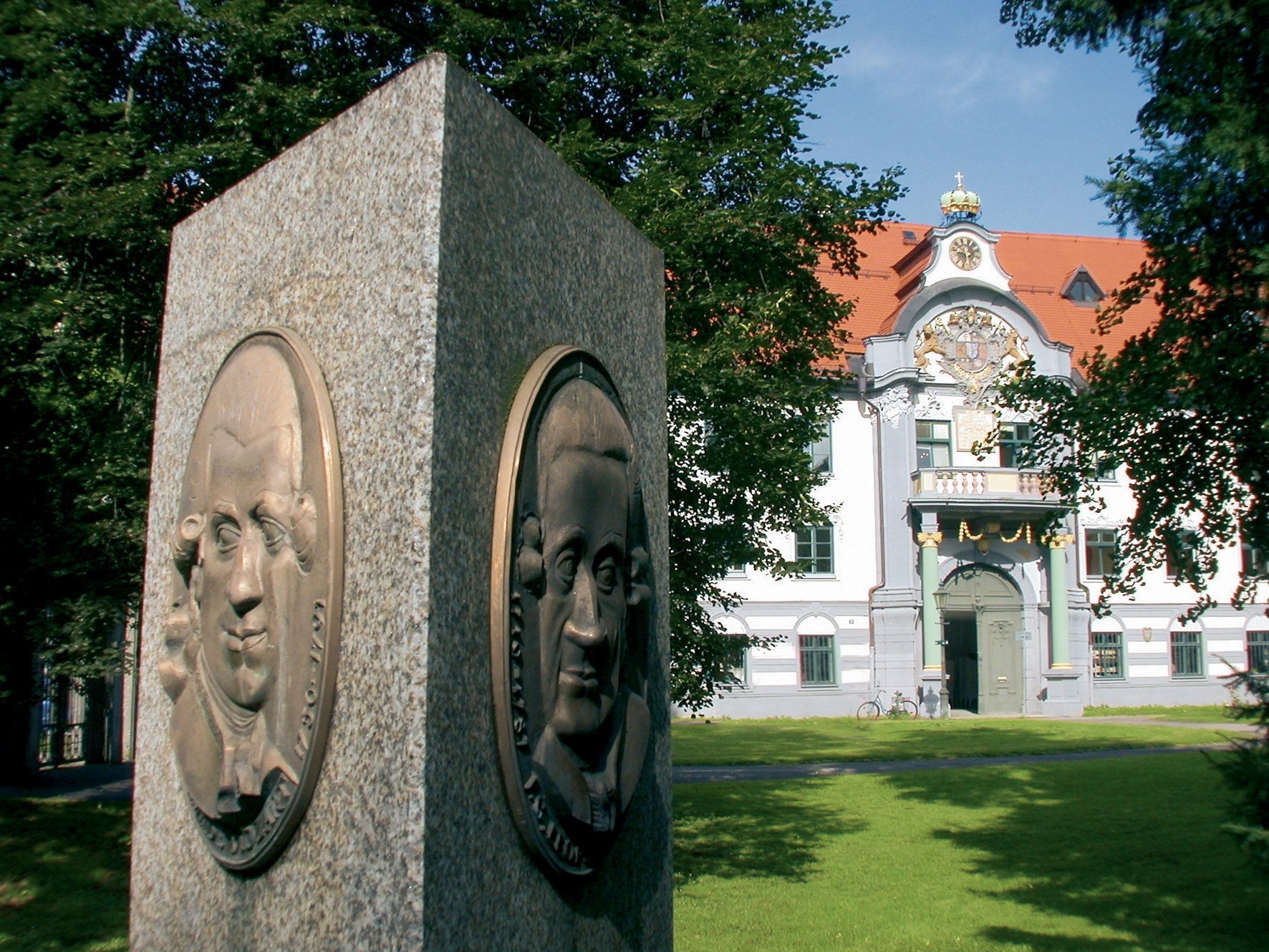 Mozartdenkmal mit dem Bildplaketten von Leopold Mozart und Wolfgang Amadeus Mozart in Fronhof Augsburg, Bild Regio Tourismus Augsburg