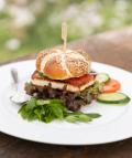 Grillkäse-Burger von heimischen Ziegen im Gasthaus Blumenthal