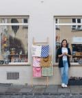 Die Inhaberin Lena Zimmermann vor Ihrem Laden PINU in der Augsburger Innenstadt.