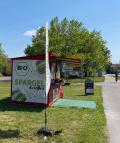 erkaufsstand von Biohof Seibold mit Bio-Spargel-Banner an der Straße in Inningen