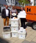 Menschen vor dem Anhänger des Geschirrmobils der Kolpingsfamlie Gersthofen.