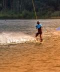 Die Wakeboard-Anlage am Friedberger Baggersee ist bekannt und beliebt. Foto: pixabay