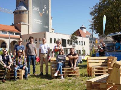 Das Team der offenen Werkstatt das-habitat auf selbstgebauten Palettensofas im Gaswerk Augsburg