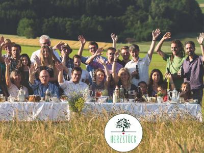 Menschen der Genosssenschaft Herzstück, das regionale Lebensmittel verkauft