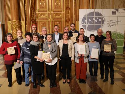 Die Gewinner des Zukunftspreises gemeinsam mit Bürgermeisterin Martina Wild (vorne Mitte) und Nachhaltigkeitsreferent Reiner Erben (2. von rechts). 