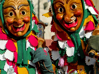 Zwei maskierte Menschen beim Karneval