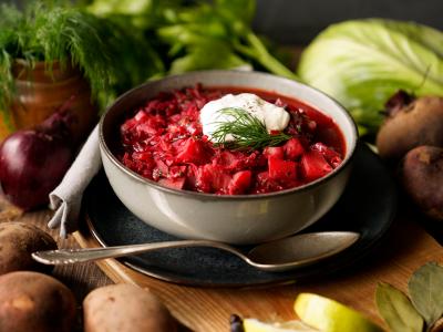 Borschtsch ist ein köstlicher, wärmender Eintopf mit Roter Beete. Foto: Oekokiste e.V.