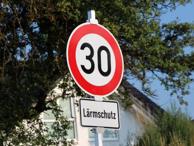 Maßnahme zum Lärmschutz, Bild von lobpreis auf Pixabay