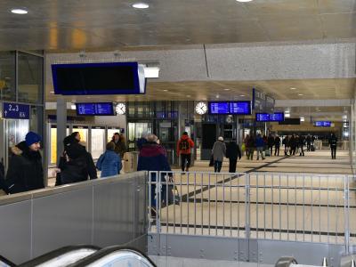 Eine neue Zwischenebene verbindet beim Hauptbahnhof Augsburg die Empfangshalle barrierefrei mit Aufzügen und Rolltreppen.
