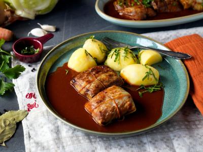 Omas Klassiker mal anders - Vegane Kohlrouladen mit Bratensoße & Kartoffeln, Foto: Oekokiste e.V.
