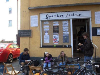 Menschen vor dem Quartierszentrum Qualle - Rechts der Wertach Augsburg