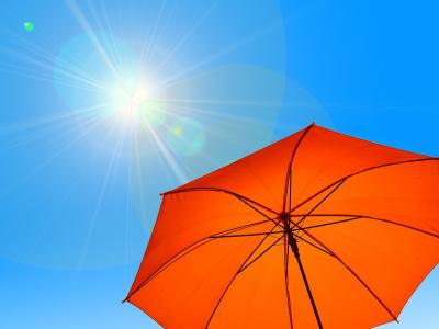 Auch ein Sonnenschirm kann gegen extreme Hitze helfen, Bild von Gerd Altmann auf Pixabay.com