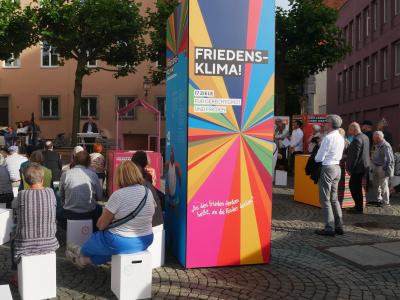 Ausstellung Friedensklima auf dem Augsburger Moritzplatz