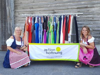 Nicole Vaas (links) und Simone Pohl (rechts) zeigen eine kleine Auswahl an Secondhand-Trachten, Bild Andrea Haslacher, Aktion Hoffnung