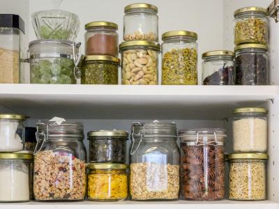 Sortiment im Vorratsschrank - völlig Plastikfrei. Bild von Filmbetrachter, Pixabay