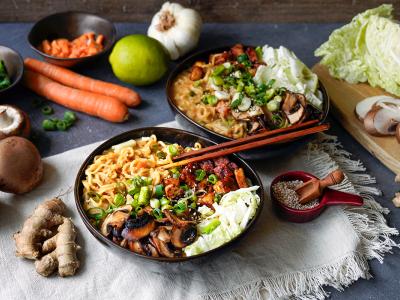 Diese Thai-Ramen-Suppe verbindet cremige Kokosmilch, aromatische Erdnussbutter und würzige Thai-Chili-Sauce zu einer herrlich aromatischen Brühe. Bild, Oekokiste e.V.