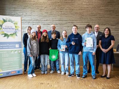 Das Team des Peutinger Gymnasiums nimmt die Auszeichnung "Plastikfreie Schule" in Empfang. Foto: Chiara Lang