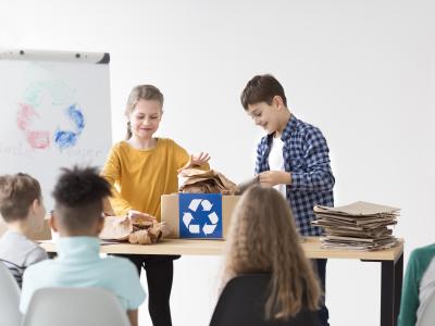 Bildung für nachhaltige Entwicklung: Kinder lernen Recyling. 