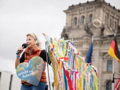 Cordula Weiman, O4F in Berlin mit Wunschbändern. Foto Björn Obmann.