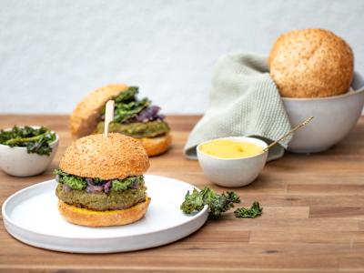 Grünkohl-Burger mit karamellisierten Zwiebeln, Bild von Oekokiste e.V.