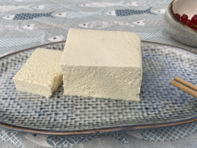 Zarter frisch hergestellter Naturtofu aus Augsburg von der Tofumeisterei.