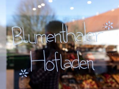 Eingangstür zum Hofladen in Blumenthal.