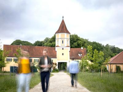 Der Eingang der alternativen Lebensgemeinschaft Schloss Blumenthal bei Aichach.