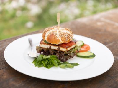 Grillkäse-Burger von heimischen Ziegen im Gasthaus Blumenthal