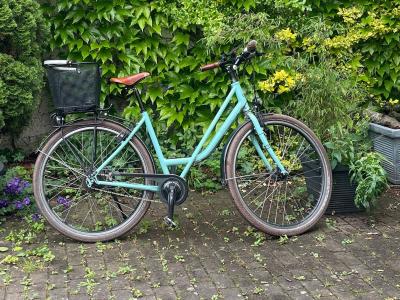 Fahrrad ohne Plastik vor einen grünen Hintergrund.