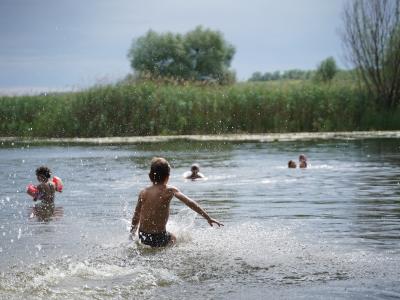 Kinder baden im See