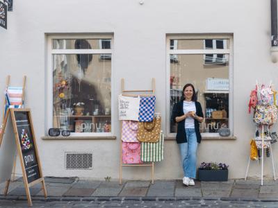 Die Inhaberin Lena Zimmermann vor Ihrem Laden PINU in der Augsburger Innenstadt.