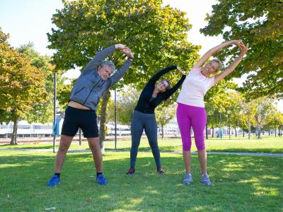 Menschen beim Sport machen im Park.