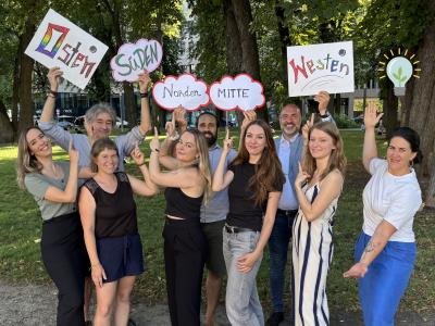 Hintere Reihe (v. l.): Thomas Schaffner (SIA gGmbH), Dominik Rankl (Stadtjugendring Augsburg) und Sozialreferent Martin Schenkelberg (Stadt Augsburg). Vordere Reihe (v. l.): Die Jugendbeteiligungsmanagerinnen Giulia Merk (Osten), Alexandra Königer (Mitte), Lisa-Marie Lemcke (Süden), Iana Dereabin (Norden) und Silvia Neidig (Westen) mit Koordinatorin Anna-Katharina Helwig (Amt für Kinder, Jugend und Familie) Bild: Julia Paul-Menacher, Stadt Augsburg