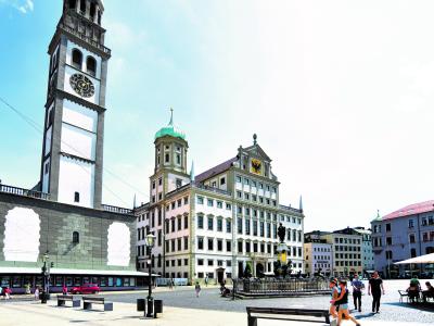 Der Augsburger Rathausplatz im Sommer