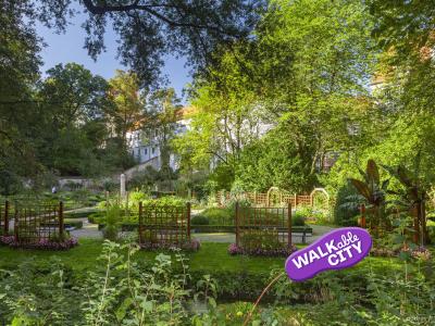 Das Bild zeigt einen Blick auf den grünen Kräutergarten am Roten Tor mit seinen schmalen Wegen, Rankengittern und Bänken. Bild von Norbert Lietz