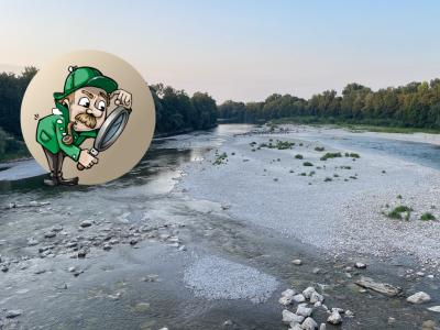 Das Bild zeigt den Fluss Lech mit seinen Sandbänken. Die Comicfigur eines Detektivs a la Sherlock Holmes schaut durch eine Lupe auf den Fluss hinab. Bild von Sylvia Schaab, Zeichnung von GraphicMama-team auf Pixabay.